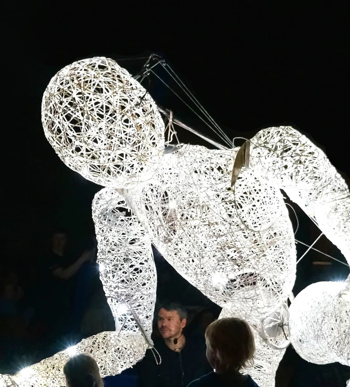 Florian Matt als Puppenspieler unter der leuchtenden DUNDU-Großpuppe, 2015